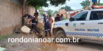 Homem é encontrado morto em calçada de residência