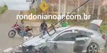 Quem vai pagar a conta: Motorista perde o controle do veículo e bate em poste de energia