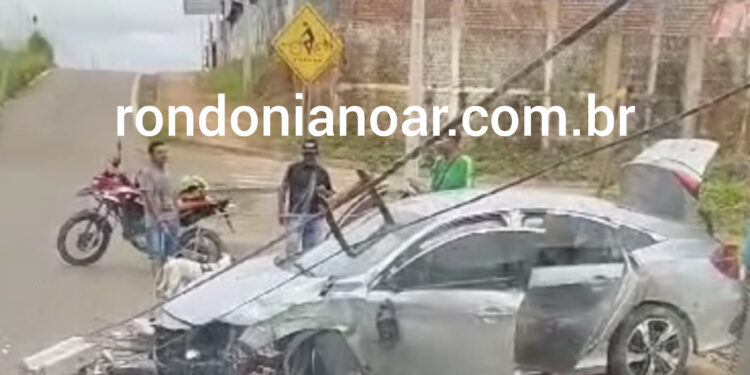 Quem vai pagar a conta: Motorista perde o controle do veículo e bate em poste de energia