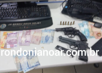 Polícia Militar prende três pessoas com armas e objetos suspeitos de roubo.