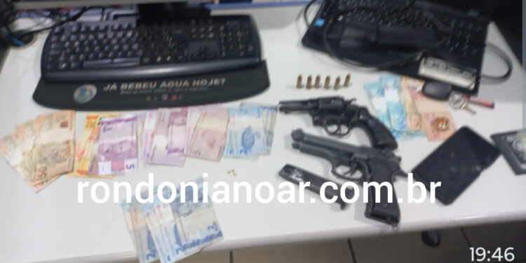Polícia Militar prende três pessoas com armas e objetos suspeitos de roubo.