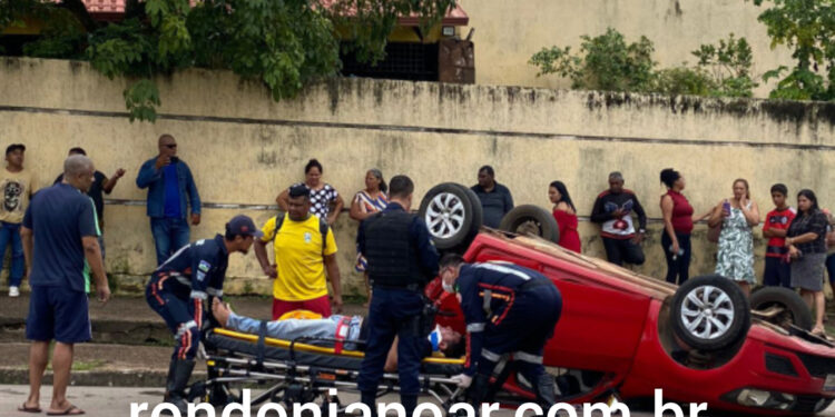 Veículo capota em via pública em Porto Velho.