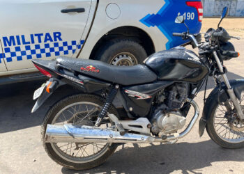 POLÍCIA MILITAR AGE RÁPIDO E RECUPERA MOTOCICLETA FURTADA