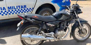 POLÍCIA MILITAR AGE RÁPIDO E RECUPERA MOTOCICLETA FURTADA