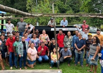 Trabalhadores rurais agradecem maquinário entregue por Cláudia de Jesus