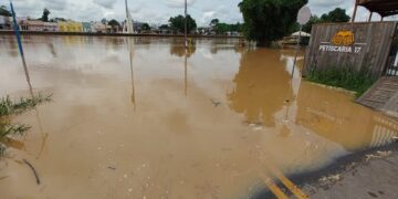 Rio sobe 17 centímetros durante a noite e chega a 16,45m