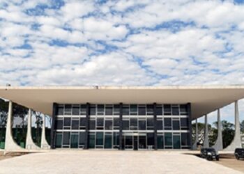 STF prorroga por mais 180 dias inquérito que investiga autores intelectuais e instigadores dos atos de 8 de janeiro