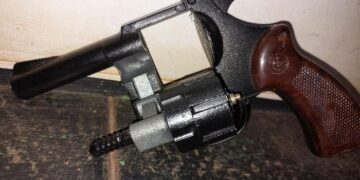 PM PRENDE HOMEM POR PORTE ILEGAL DE ARMA DE FOGO APÓS DENÚNCIA