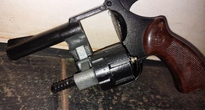 PM PRENDE HOMEM POR PORTE ILEGAL DE ARMA DE FOGO APÓS DENÚNCIA