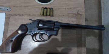 POLÍCIA MILITAR PRENDE HOMEM ARMADO EM DISTRIBUIDORA