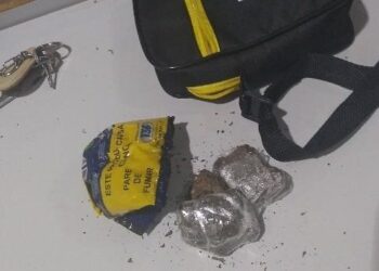 APÓS DENÚNCIA, PMRO APREENDE JOVENS COM DROGAS EM ESTÁDIO