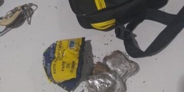 APÓS DENÚNCIA, PMRO APREENDE JOVENS COM DROGAS EM ESTÁDIO