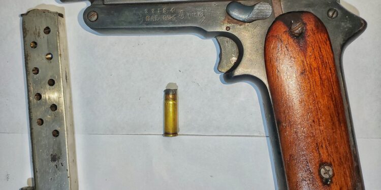 POLÍCIA MILITAR PRENDE SUSPEITO DE PORTE ILEGAL DE ARMA DE FOGO EM BAR