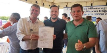 Luizinho Goebel entrega ordem bancária para aquisição de aparelho litotripsia extracorpórea para saúde de Vilhena