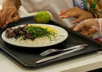 Restaurante “Prato Fácil” proporciona almoço digno à população em situação de vulnerabilidade social