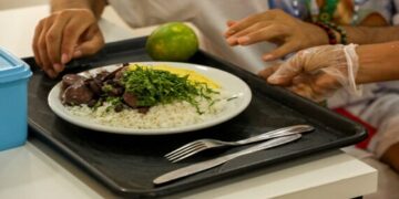 Restaurante “Prato Fácil” proporciona almoço digno à população em situação de vulnerabilidade social