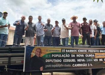 Ezequiel Neiva atende comunidade de produtores rurais com entrega de caminhão em Theobroma