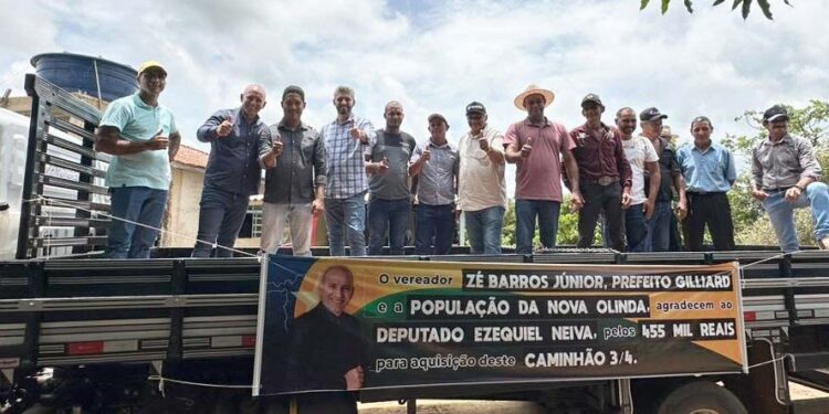 Ezequiel Neiva atende comunidade de produtores rurais com entrega de caminhão em Theobroma