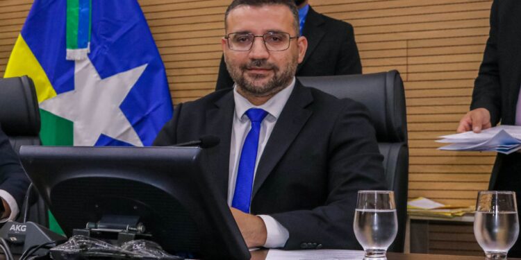 CARTEIRA AZUL: PL do deputado Ribeiro do Sinpol que facilita comunicação entre policiais e condutor autista é aprovado