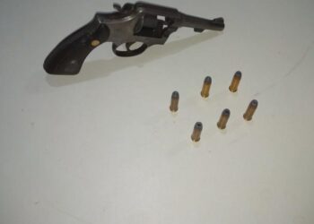 PM PRENDE HOMEM ARMADO COM REVÓLVER EM BAR