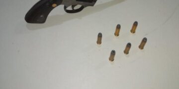 PM PRENDE HOMEM ARMADO COM REVÓLVER EM BAR