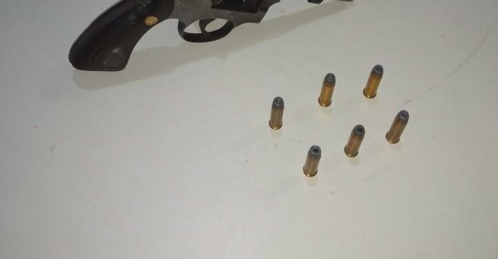 PM PRENDE HOMEM ARMADO COM REVÓLVER EM BAR