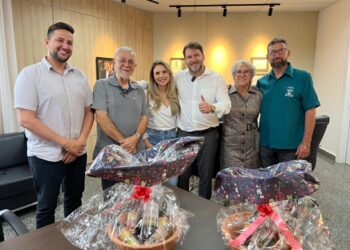 Alex Redano recebe visita de padre Enzo da Associação São Tiago Maior