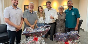 Alex Redano recebe visita de padre Enzo da Associação São Tiago Maior