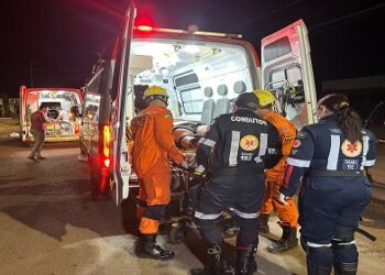 Motorista de veículo foge após atropelar duas pessoas