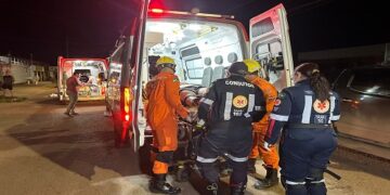 Motorista de veículo foge após atropelar duas pessoas