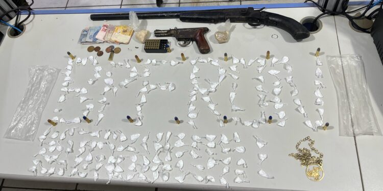 Homem é preso pela Polícia Militar na Zona Leste de Porto Velho com armas de fogo e drogas