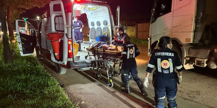 Grave: motociclista atropela mulher em via pública