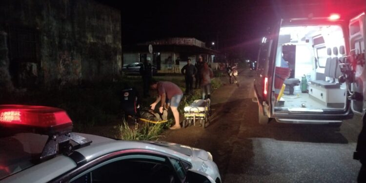 Motociclista fratura a perna na zona sul