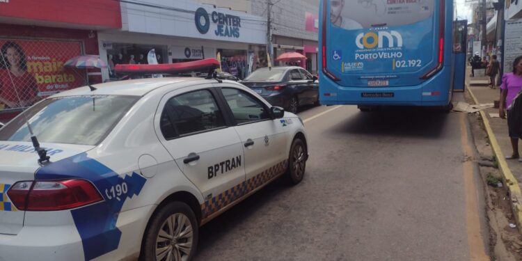 Fatalidade: ônibus atropela homem no centro de PVH