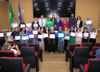 Em sessão solene, deputado Ribeiro do Sinpol entrega Votos de Louvor a artesãos, artistas plásticos e poetas