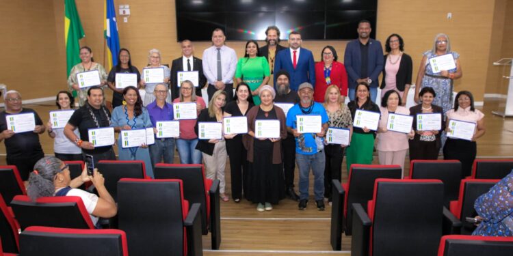 Em sessão solene, deputado Ribeiro do Sinpol entrega Votos de Louvor a artesãos, artistas plásticos e poetas