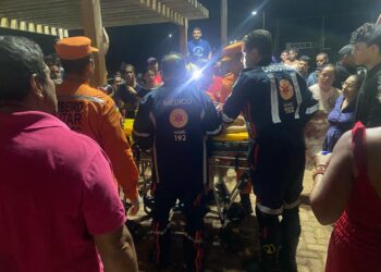 Criança fica ferida ao brincar em praça