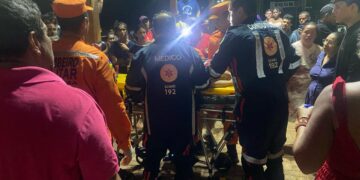 Criança fica ferida ao brincar em praça