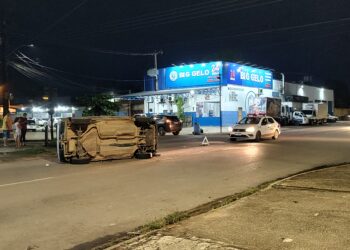 Acidente de trânsito causa capotamento em via pública