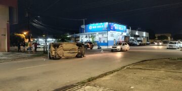 Acidente de trânsito causa capotamento em via pública