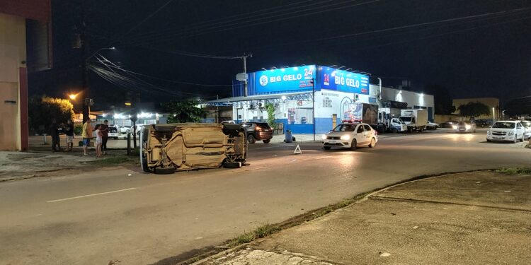 Acidente de trânsito causa capotamento em via pública