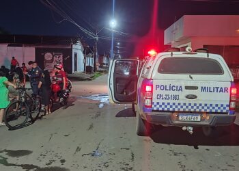 Vídeo: Homem deixa rastro de sangue após ser baleado