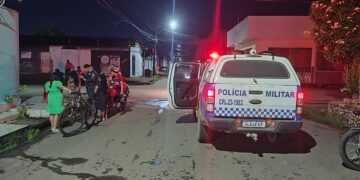 Vídeo: Homem deixa rastro de sangue após ser baleado