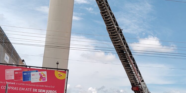 URGENTE vídeo: trabalhadores são socorridos pelo o corpo de bombeiro após passarem mal dentro de caixa d’água
