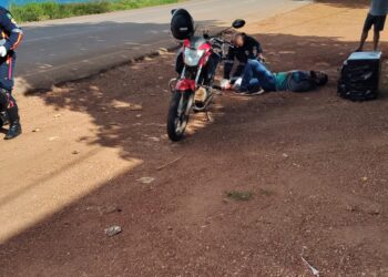 Motoboy perde o controle da motocicleta e tem perna ferida