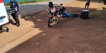 Motoboy perde o controle da motocicleta e tem perna ferida