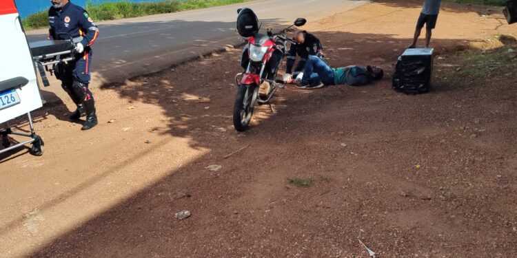 Motoboy perde o controle da motocicleta e tem perna ferida