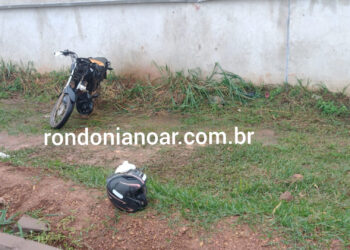 Mulher perde o controle da motocicleta e morre ao bater em muro