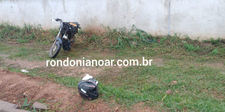Mulher perde o controle da motocicleta e morre ao bater em muro