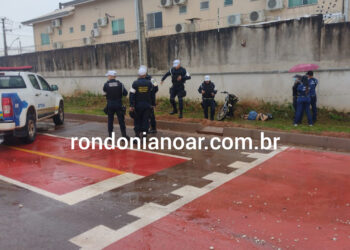 Mulher perde o controle da motocicleta e morre ao bater em muro